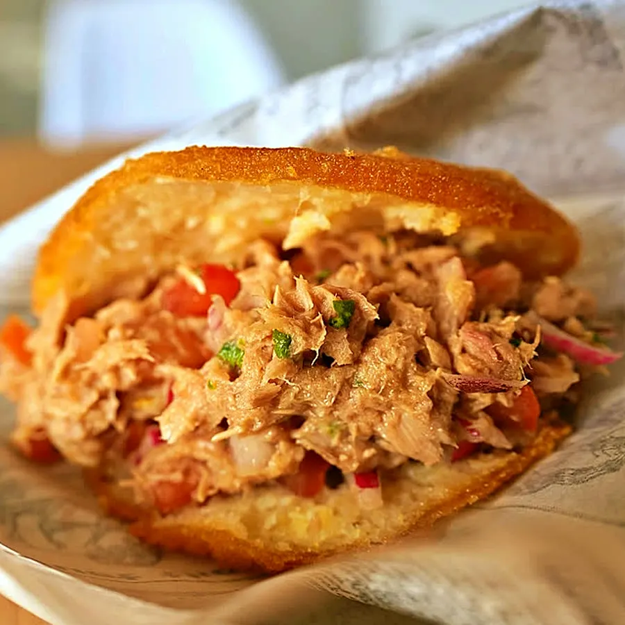 Arepa de salpicón de atún con cebolla y tomate