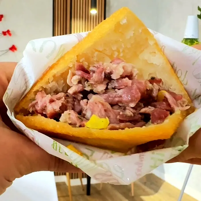 Arepa de pata asada con encurtidos