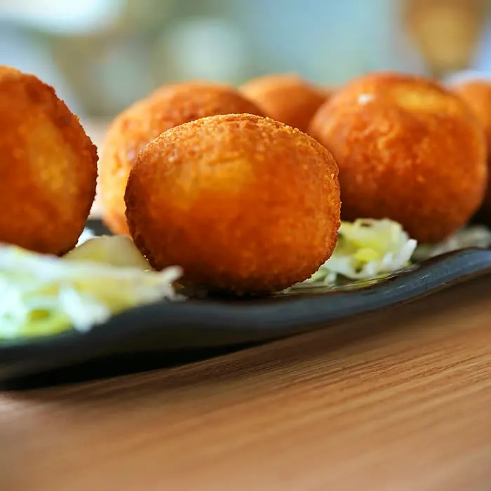 Croquetas caseras recién sacadas, sobre pizarra