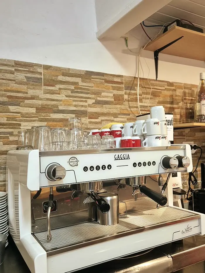La barra de Arepitas del Valle, con la cafetera y las tazas