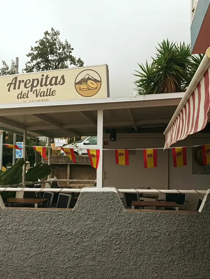 Fachada de Arepitas del Valle en La Perdoma, con el toldo y el cartel
