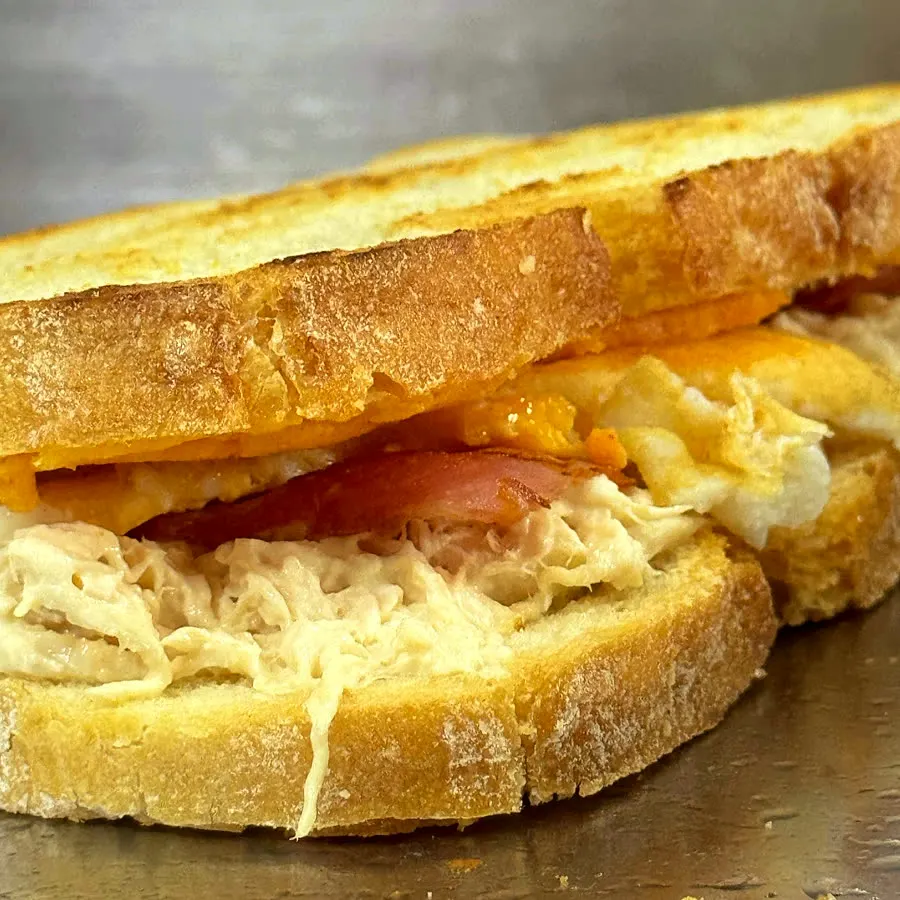 Bocadillo en pan payés a la plancha con huevo, tomate y pollo