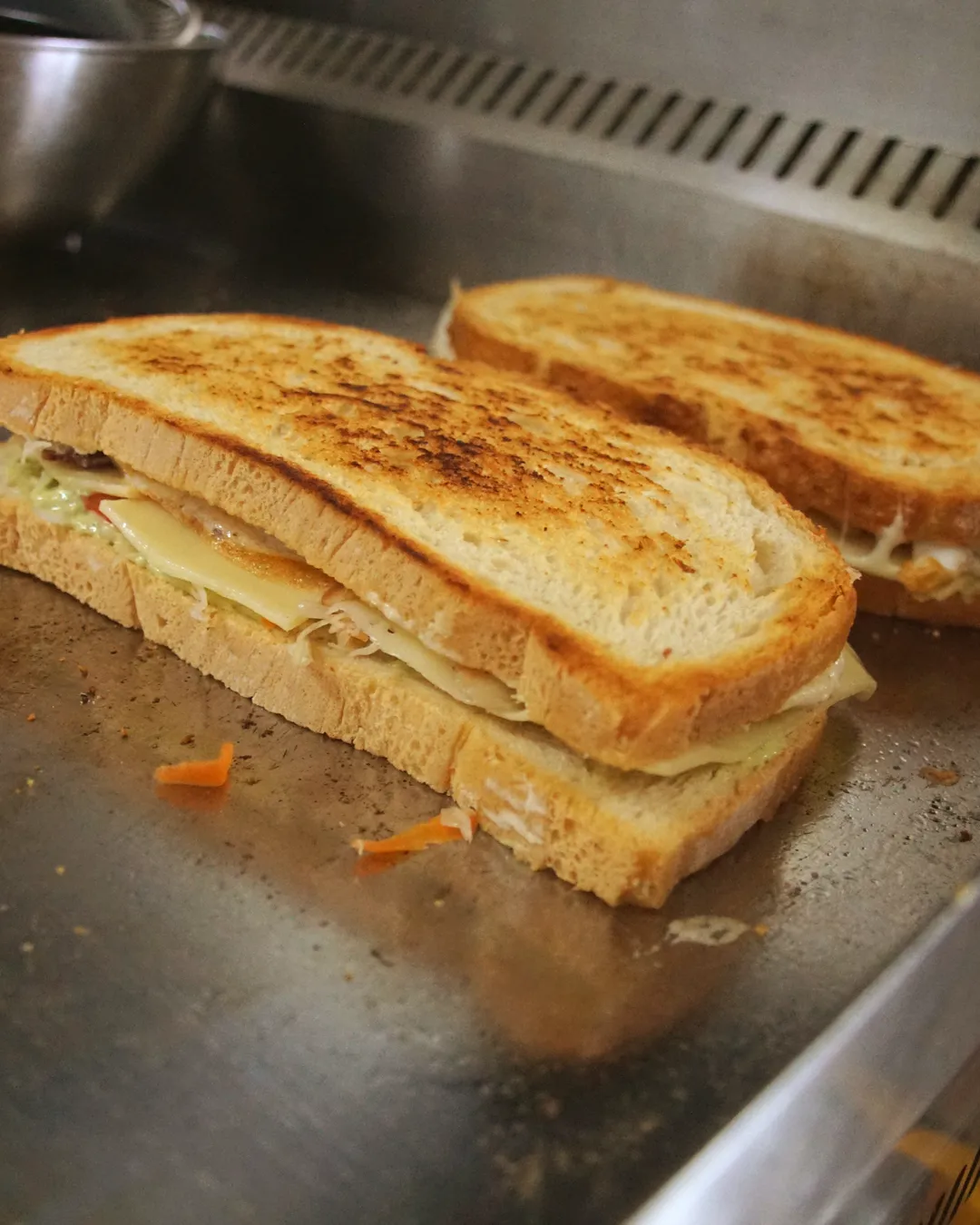 El bocadillo tostándose con el queso fundido asomando