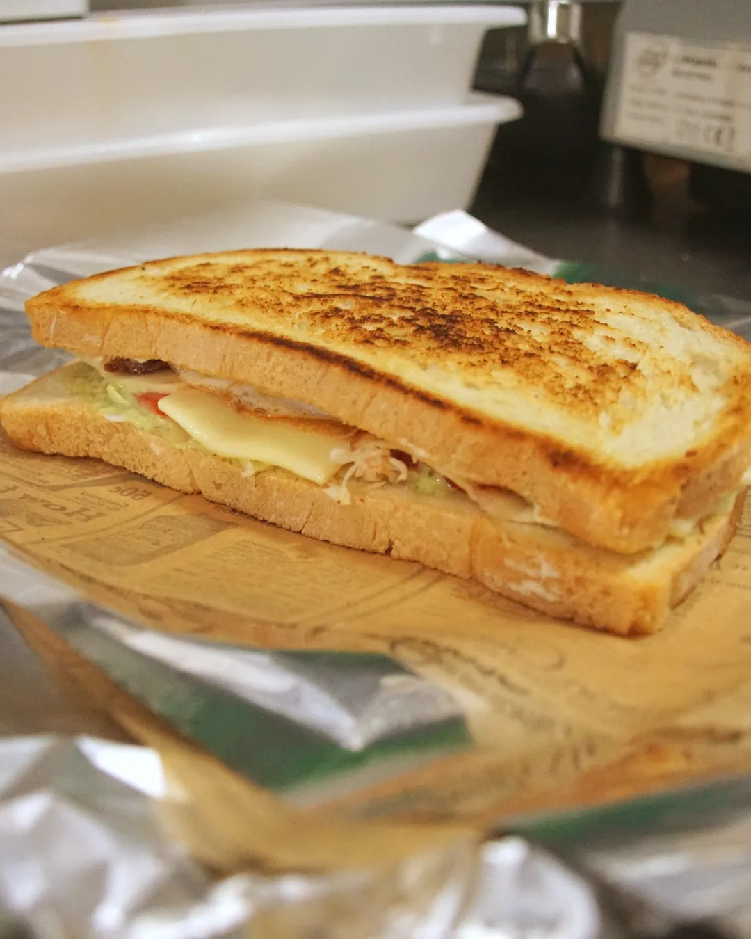 El bocadillo terminado y envuelto en papel